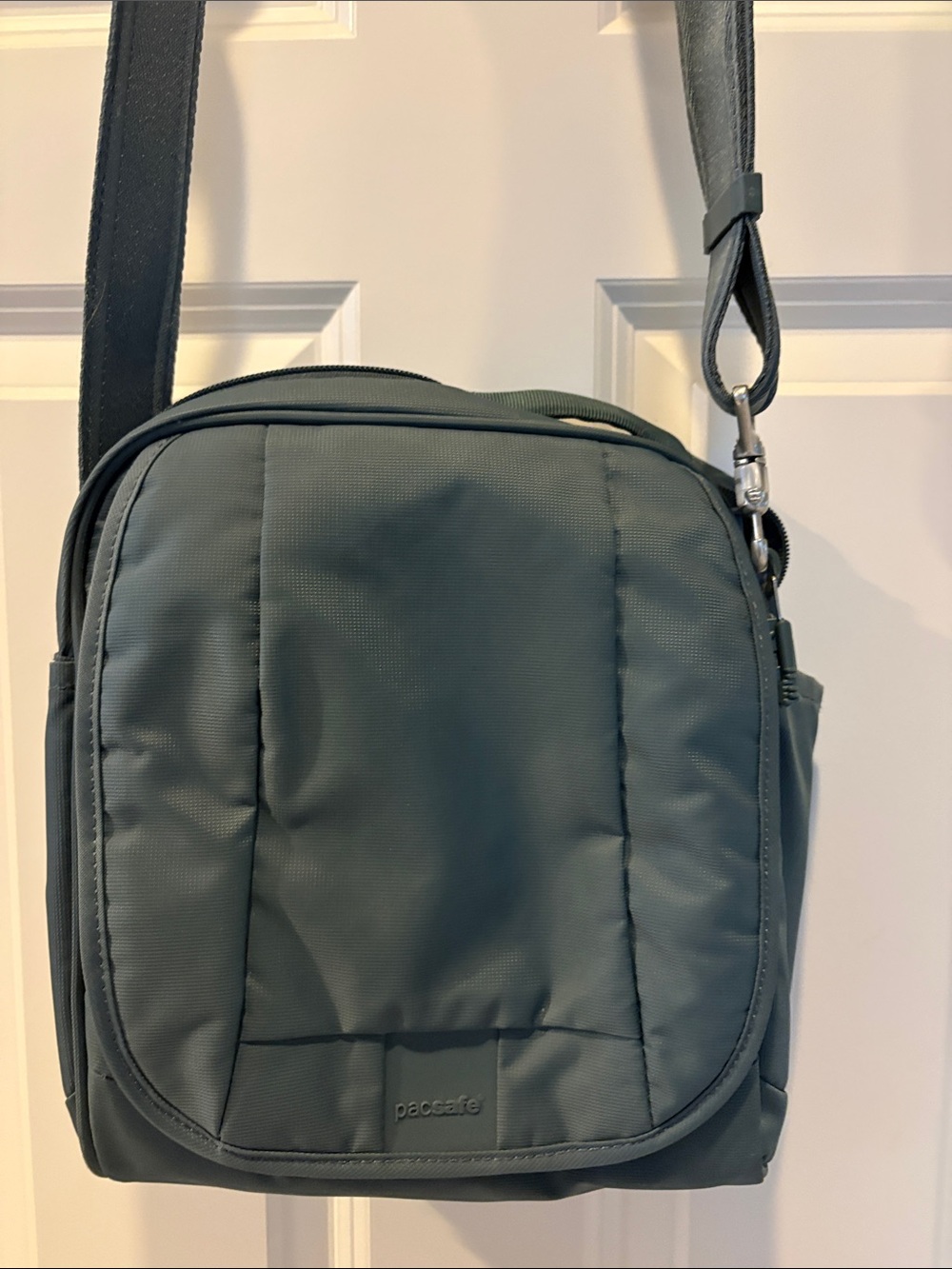 Pacsafe Metrosafe Anti-Theft Bag-unisex